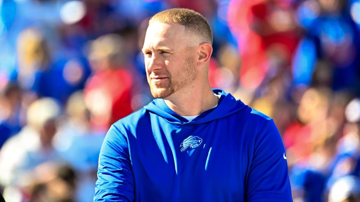 NFL, American Football Herren, USA Tennessee Titans at Buffalo Bills Oct 20, 2024; Orchard Park, New York, USA; Buffalo Bills offensive coordinator Joe Brady on th field before a game against the T...