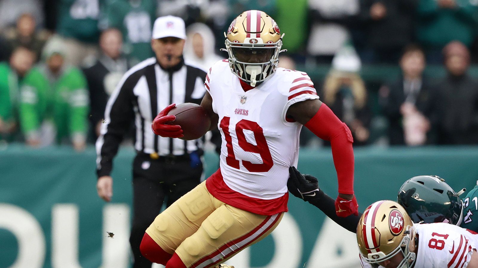 <strong>San Francisco 49ers: Stärken (Offensive)</strong><br>
                Die San Francisco 49ers stellen eines der dynamischsten und besten Star-Ensembles in der Offensive der Liga. Kyle Shanahan brilliert zudem mit den Spielzügen, die er für Deebo Samuel und Brandon Aiyuk (Wide Receiver), Christian McCaffrey (Running Back) und George Kittle (Tight End) aus dem Köcher zieht.&nbsp;