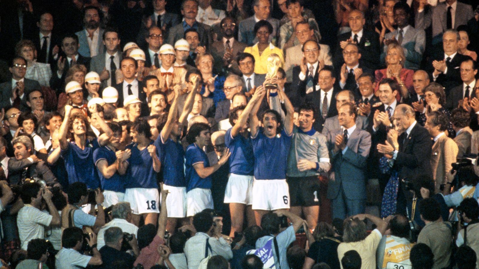 
                <strong>WM 1982 - Italien </strong><br>
                Bei der WM 1982 in Spanien ereignet sich Historisches: Italien gewinnt erstmals nach 44 Jahren wieder eine Weltmeisterschaft. Im Finale besiegen die Italiener die deutsche Elf mit 3:1 und feiern ihren dritten WM-Titel. Aufreger des Turniers wird das rüde Einsteigen von dem deutschen Torhüter Toni Schumacher gegen den Franzosen Patrick Battiston im Halbfinale, wonach der Stürmer bewusstlos mit Knochenbrüchen und einer Gehirnerschütterung liegen bleibt. 
              