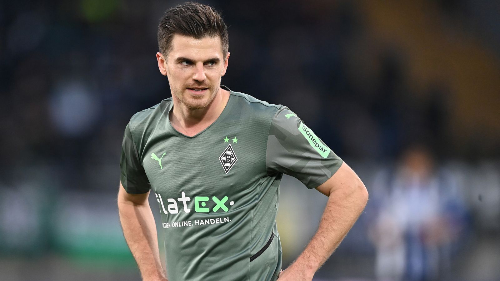 
                <strong>Jonas Hofmann (Borussia Mönchengladbach)</strong><br>
                Während Spieler wie Plea, Thuram, Embolo oder Bensebaini nicht um jeden Preis gehalten werden sollen, sieht es laut "Bild" bei Jonas Hofmann anders aus. Der Mittelfeldspieler soll bei den Gladbachern den bis 2023 laufenden Vertrag verlängern und eine zentrale Rolle beim Neuaufbau des Teams einnehmen. Ob das auch klappt? Bevor Hofmann nach den Länderspielen und seinem Urlaub zurückkehrt, dürfte nichts mehr passieren. "Das Timing ist gerade nicht ganz so passend", sagte Hofmann zum Saisonende der "Rheinischen Post" in Sachen Vertragsgespräche und spielte damit auf die zum damaligen Zeitpunkt offene Trainerfrage an. Einen Coach haben die "Fohlen" mittlerweile mit Daniel Farke verpflichtet, wenn Hofmann aus dem Urlaub zurückkommt, sollen weitere Gespräche folgen.
              