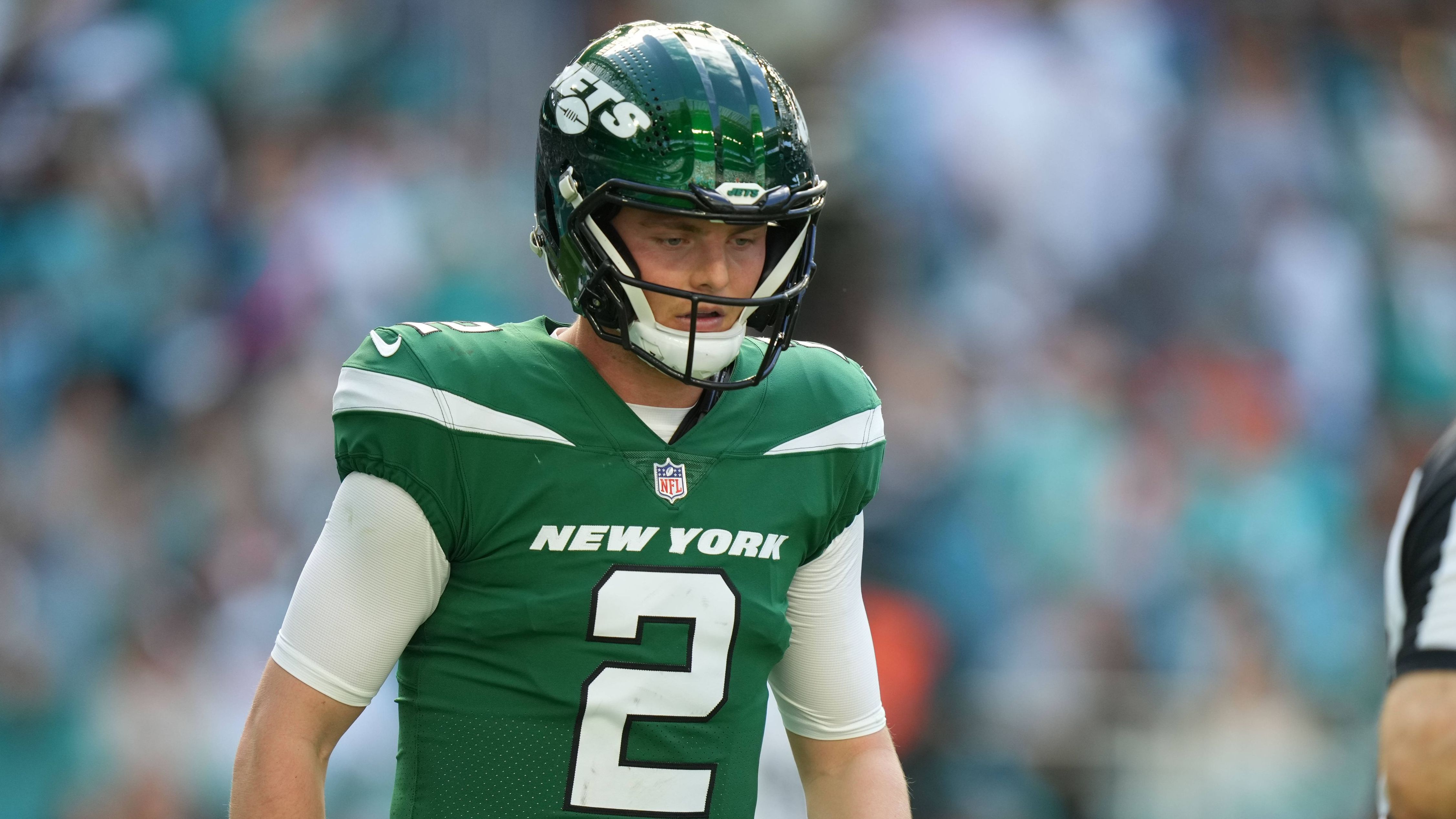 <strong>Platz 33:</strong> <strong>Zach Wilson</strong><br>Bei den New York Jets war Zach Wilson stets umstritten. Zu wenig zeigte der 24-Jährige dafür, dass die Jets ihn an Position zwei drafteten. Als Folge wurde Wilson vor der vergangenen Saison durch Aaron Rodgers ersetzt. Als sich dieser verletzte, erhielt Wilson zwar erst eine zweite Chance, später jedoch erneut den Platz auf der Ersatzbank. Diese Offseason will ihn das Team sogar traden.