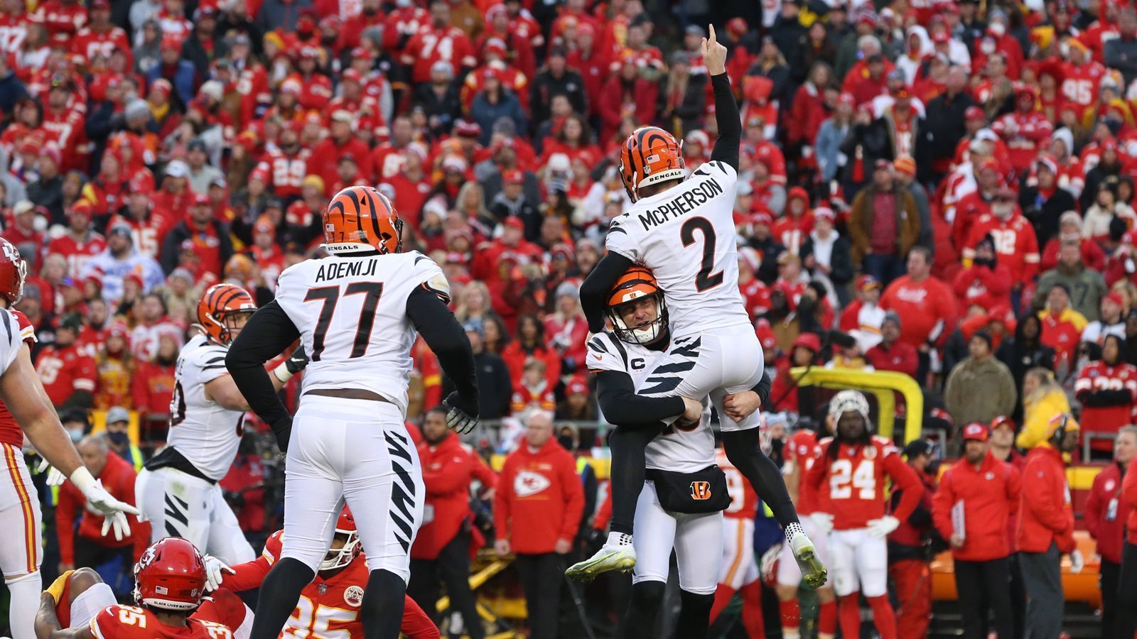 
                <strong>Kicker Evan McPherson</strong><br>
                Du bist eigentlich Fußball-Fan? Dann sind die Bengals vielleicht wegen ihres Kickers deine Wahl. Wer die Bengals in dieser Saison verfolgt hat, der hat auch mit Erstaunen die Entwicklung von Rookie-Kicker Evan McPherson zur Kenntnis genommen. Der 22-Jährige zeigte keinerlei Nerven in dieser Saison und verwandelte 28 von 33 Field Goals in der Regular Season. Jedoch steigerte sich McPherson in den Playoffs noch einmal und konnte bisher jeden seiner 12 Field-Goal-Versuche verwandeln, darunter zweimal das Game-Winning-Field-Goal gegen die Tennessee Titans und die Kansas City Chiefs. So viele Field Goals in den Playoffs ohne Fehlversuch schaffte in der Geschichte der NFL kein anderer Kicker. Und wer weiß, welche Rolle der Kicker noch im Super Bowl übernehmen wird. 
              