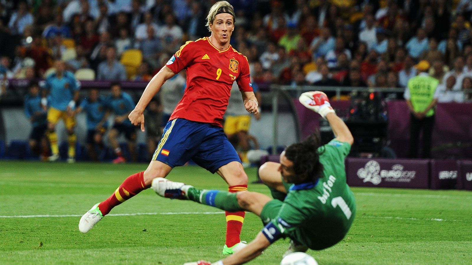 
                <strong>EM 2012: Fernando Torres (Spanien)</strong><br>
                &#x2022; Treffer bei der EM-Endrunde: 3 -<br>&#x2022; Endplatzierung Spaniens: Sieger -<br>&#x2022; Weitere Spieler mit drei Turniertreffern: Mario Balotelli (Italien), Alan Dzagoev (Russland), Mario Gomez (Deutschland), Mario Mandzukic (Kroatien), Cristiano Ronaldo (Portugal)<br>
              