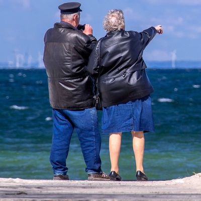 Ein Rentnerpaar steht am Timmendorfer Strand.