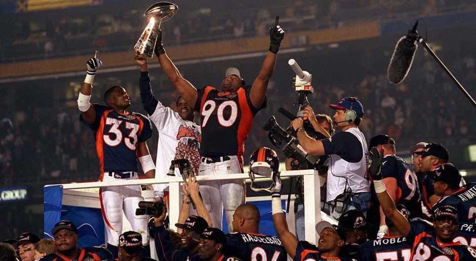 
                <strong>Saison 1997: Denver Broncos</strong><br>
                In der Saison 1997 führte der legendäre Quarterback John Elway (heute General Manager) die Denver Broncos von den Wild Card Games zum Super-Bowl-Sieg. Elway haftete zuvor der Ruf des Super-Bowl-Loosers an. Drei Mal stand er bis dato mit den Broncos im Finale und zog stets den Kürzeren. Unter dem Trainer Mike Shanahan, Vater von dem aktuellen 49ers Head Coach Kyle Shanahan, lief es besser.Die Broncos bezwangen in den Playoffs die Jacksonville Jaguars (42:17), die Kansas City Chiefs (14:10), die Pittsburgh Steelers (24:21) und im Super Bowl die Green Bay Packers (31:24).
              
