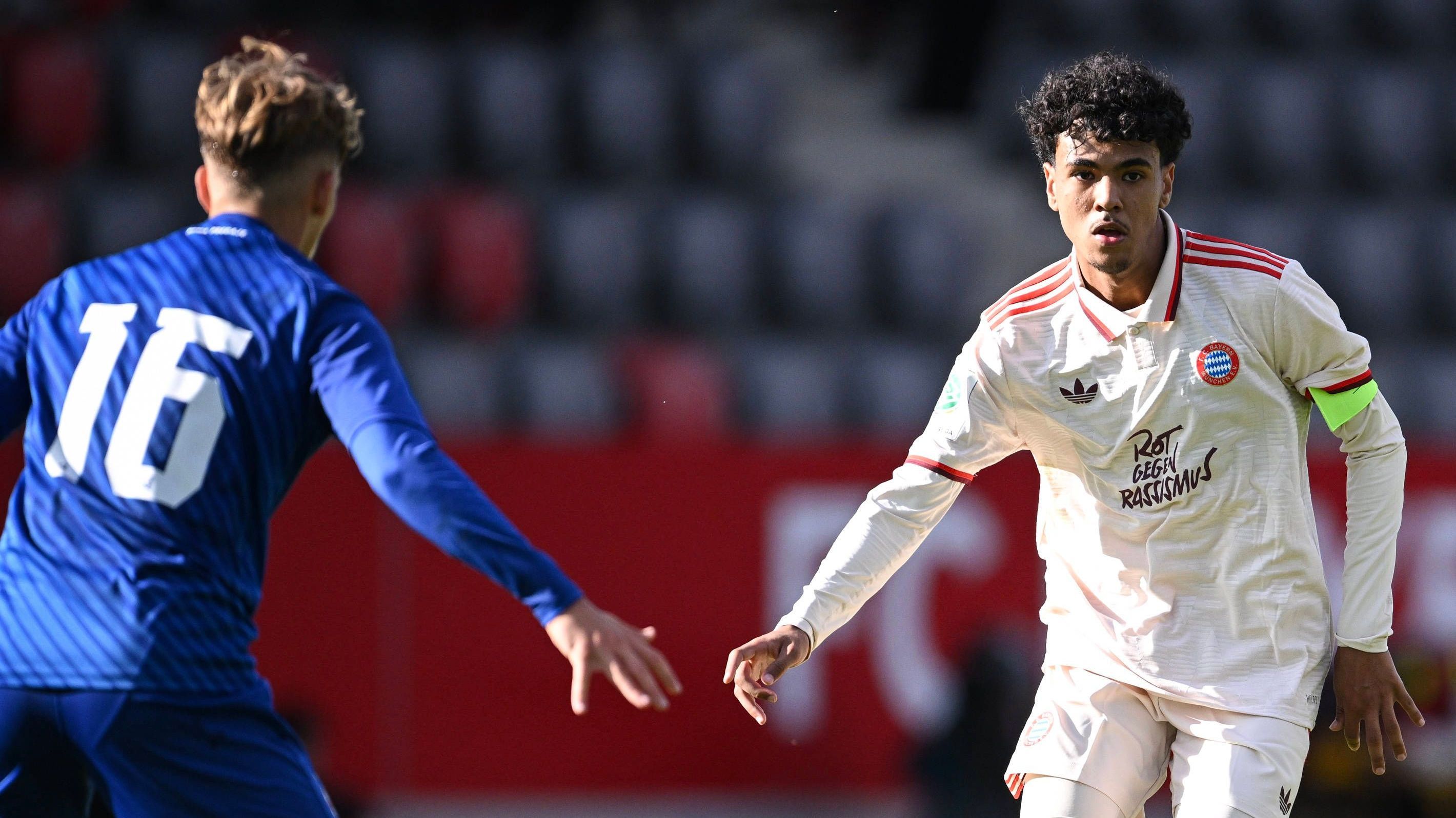 <strong>Lamine Yamal erlaubt sich frechen Kommentar unter Aznou-Post</strong><br>Bayern-Talent Adam Aznou gelang beim 2:1-Erfolg der U19-Mannschaft gegen Dinamo Zagreb ein absolutes Traumtor. Der 18-Jährige zog links an der Strafraumgrenze auf Höhe der Fünfmeterlinie ab und jagte die Kugel ins lange Eck. Wollte Aznou nicht eigentlich flanken? Trotzdem postete der Linksverteidiger ein Bild seines Jubels auf Instagram - gefundenes Fressen für Barca-Star Lamine Yamal.