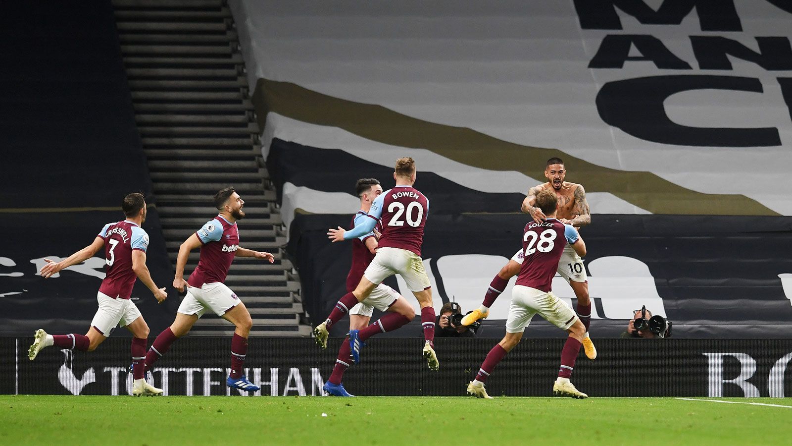 
                <strong>Aufgeben verboten</strong><br>
                Die Gegner von West Ham sollten tunlichst zusehen, den Hauptstadtklub nicht vor Abpfiff abzuschreiben. Dreimal schon zappelte der Ball nach der 90. Minute im Netz der Konkurrenz, darunter waren wichtige Tore wie das 1:0 von Soucek beim Sieg über Fulham oder der Last-Minute-Ausgleich beim 3:3 gegen Tottenham. Dieses Spiel zählt überhaupt zu den spektakulärsten der Saison 2020/21 und steht exemplarisch für die starke Mentalität des Teams: Bis zur 82. Minute lagen die "Hammers" 0:3 zurück, ehe drei Tore binnen zwölf Minuten doch noch einen Punkt sicherten. Und überhaupt: Insgesamt neun Punkte nach Rückstand sind ebenfalls einer der Top-Werte der Premier League.
              