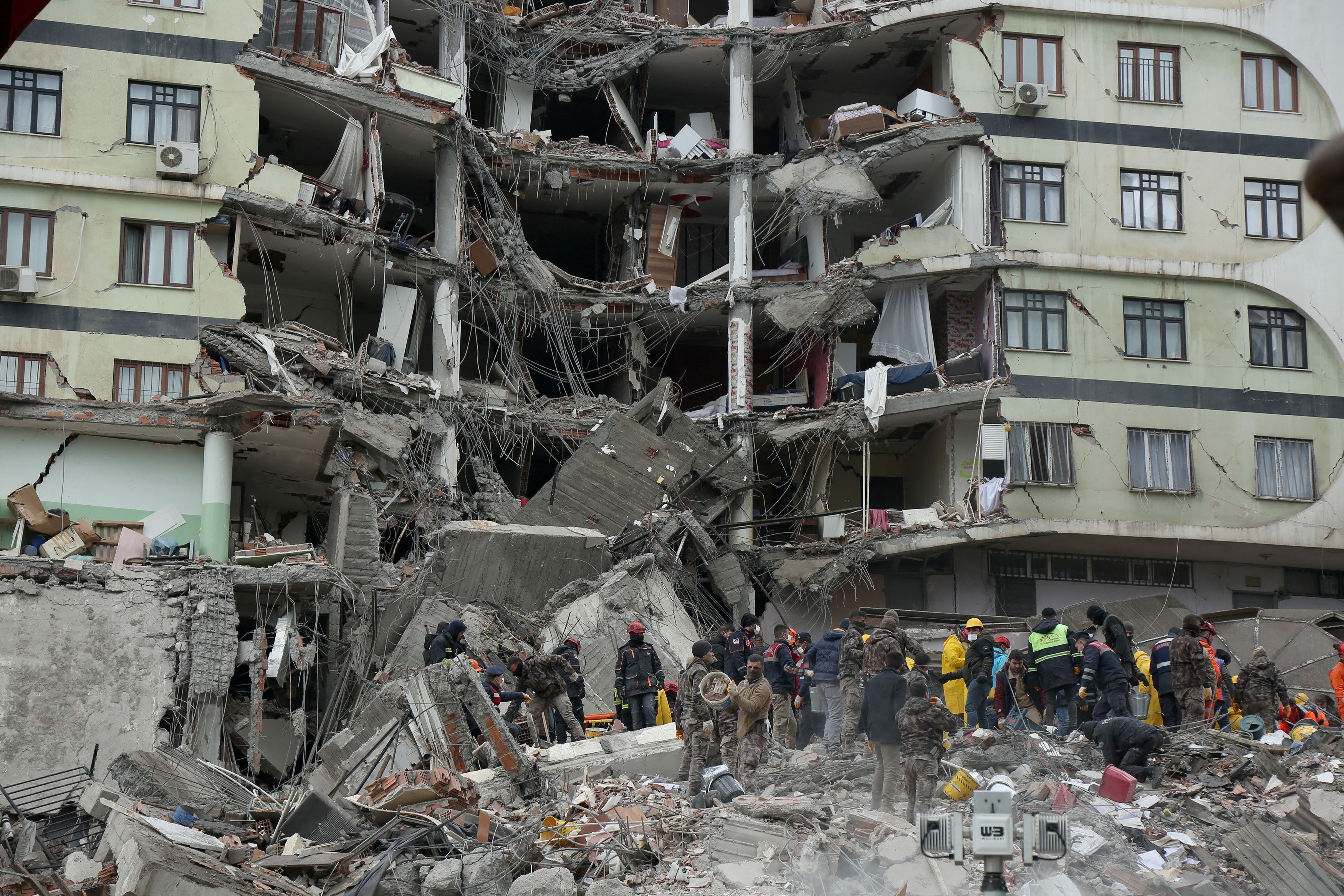Im türkischen Diyarbakir wird in einer Wohnanlage nach Überlebenden gesucht.