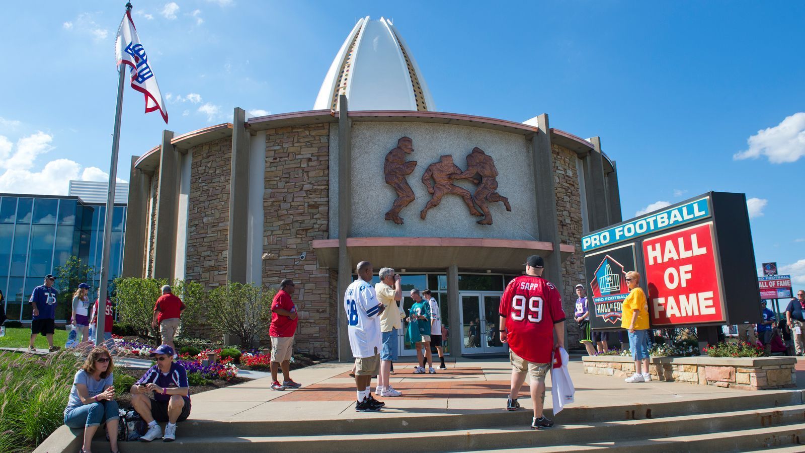 
                <strong>Diese NFL-Stars sind noch nicht in der Hall of Fame</strong><br>
                Sie ist die höchste individuelle Auszeichnung für einen NFL-Spieler: die Aufnahme in die Pro Football Hall of Fame in Canton, Ohio. Nur die Besten der Besten erhalten eine bronzene Büste in den heiligen Hallen und dürfen sich stolz Hall of Famer nennen. Neben hervorragenden Leistungen auf dem Feld ist auch die Dauer der Karriere ein Aufnahmekriterium in Canton, so muss ein Spieler seine Karriere mindestens fünf Jahre beendet haben um für die Wahl berechtigt zu sein. Legenden wie Joe Montana oder Ray Lewis werden meist im ersten Versuch in die Hall of Fame gewählt, andere Spieler müssen hingegen länger auf ihre Aufnahme warten. ran.de stellt zehn frühere NFL-Stars vor, die ihren Weg nach Canton noch nicht gefunden haben. 
              