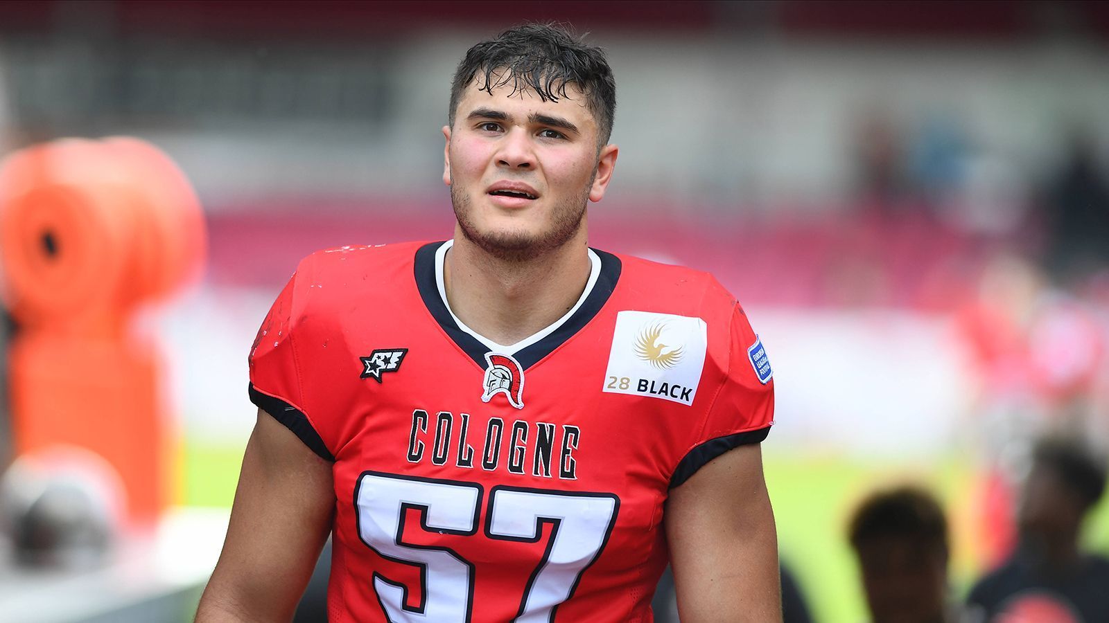 
                <strong>Flamur Simon (Linebacker/Defensive End)</strong><br>
                Mit einem Knall startete Flamur Simon von den Cologne Centurions in die noch laufende ELF-Saison. Der 23-Jährige sammelte am ersten Spieltag zwei Tackles für Raumverlust, zwei Interceptions, einen Touchdown und einen halben Sack. Der Youngster kann flexibel in der Defensive eingesetzt werden und überzeugt mit seiner Athletik und Physis. 
              