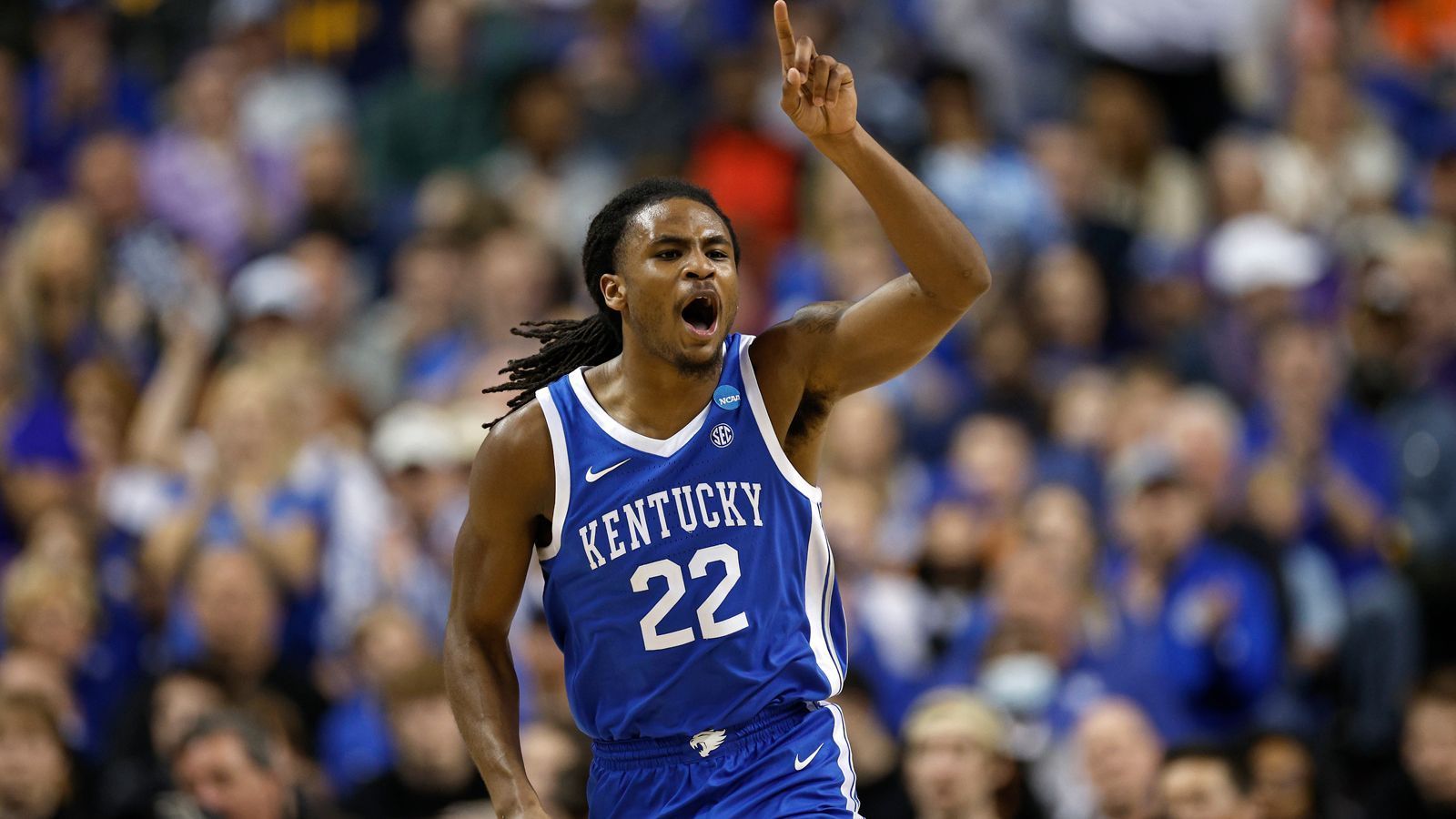 
                <strong>10. Pick: DALLAS MAVERICKS Cason Wallace (Guard, Kentucky, 7. November 2003) </strong><br>
                Stats 22/23: 11,7 Punkte, 3,7 Rebounds, 4,3 Assists, Quoten: 45/35/76 (32 Spiele)Es rechnet niemand damit, dass die Mavs diesen Pick behalten, insofern ist es hier schwer, über den Fit zu spekulieren. Gehen wir daher direkt auf Wallace, der an dieser Position der wohl interessanteste Spieler ist. Der Ex-Wildcat ist ein smarter, kräftiger und engagierter Verteidiger, der vorne nicht der beste Creator aus dem Dribbling ist, aber passen und werfen kann, gerade aus dem Catch-and-Shoot. Nun, theoretisch könnte das sogar für die Mavs eine brauchbare Kombination sein.
              