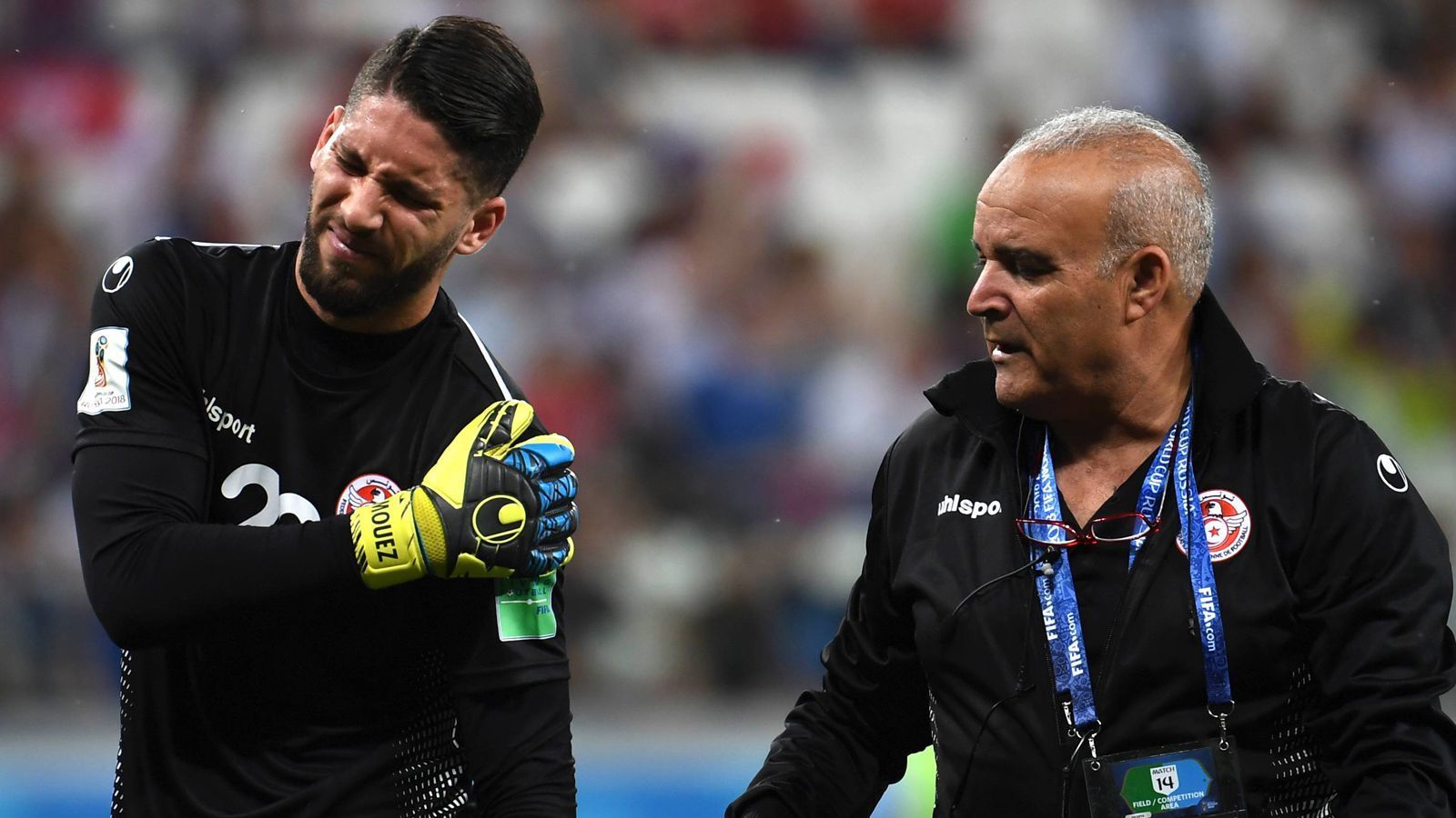 
                <strong>Mouez Hassen (Tunesien)</strong><br>
                Kurzer WM-Auftritt für Tunesiens Keeper Mouez Hassen. Zehn Minuten lang biss der Keeper auf die Zähne, dann ging nichts mehr - im Spiel gegen England war er in der fünften Minute mit Jesse Lingard zusammengeprallt und hatte sich an der Schulter verletzt. Unter Tränen ging er in der 15. Minute schließlich vom Platz, wurde von seinen Mitspielern und von Trainer Nabil Maaloul getröstet und aufgemuntert. Der tunesische Fußballverband FTF bestätigte später, dass Hassens Schulterverletzung so schlimm sei, dass die WM für den 23-Jährigen vorzeitig beendet ist.
              