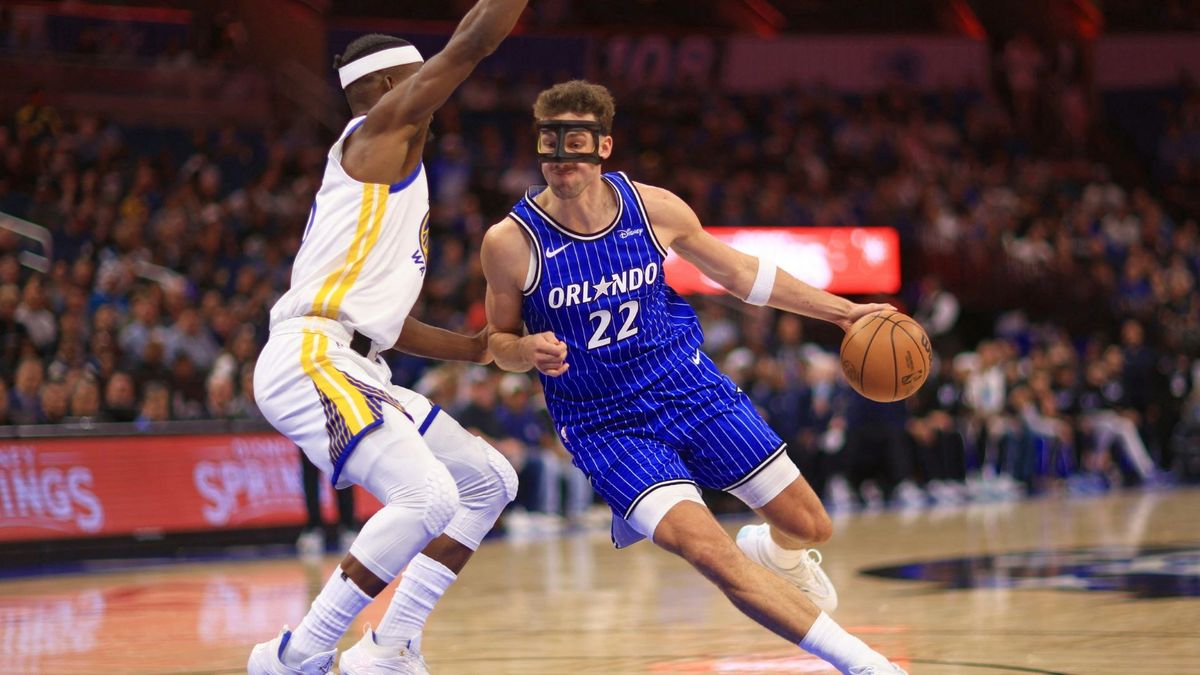 Wagner (r.) spielt wegen eines Nasenbeinbruchs mit Maske