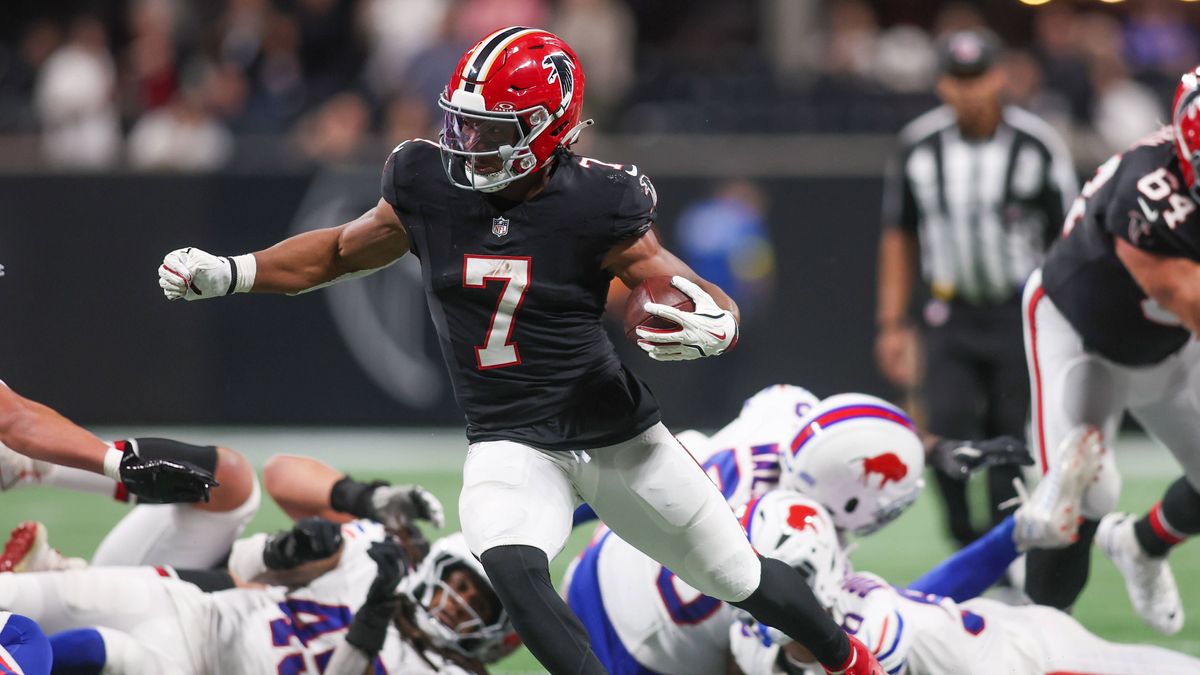 NFL, American Football Herren, USA Buffalo Bills at Atlanta Falcons Oct 13, 2025; Atlanta, Georgia, USA; Atlanta Falcons running back Bijan Robinson (7) carries the ball against the Buffalo Bills d...