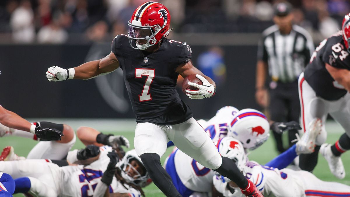NFL, American Football Herren, USA Buffalo Bills at Atlanta Falcons Oct 13, 2025; Atlanta, Georgia, USA; Atlanta Falcons running back Bijan Robinson (7) carries the ball against the Buffalo Bills d...