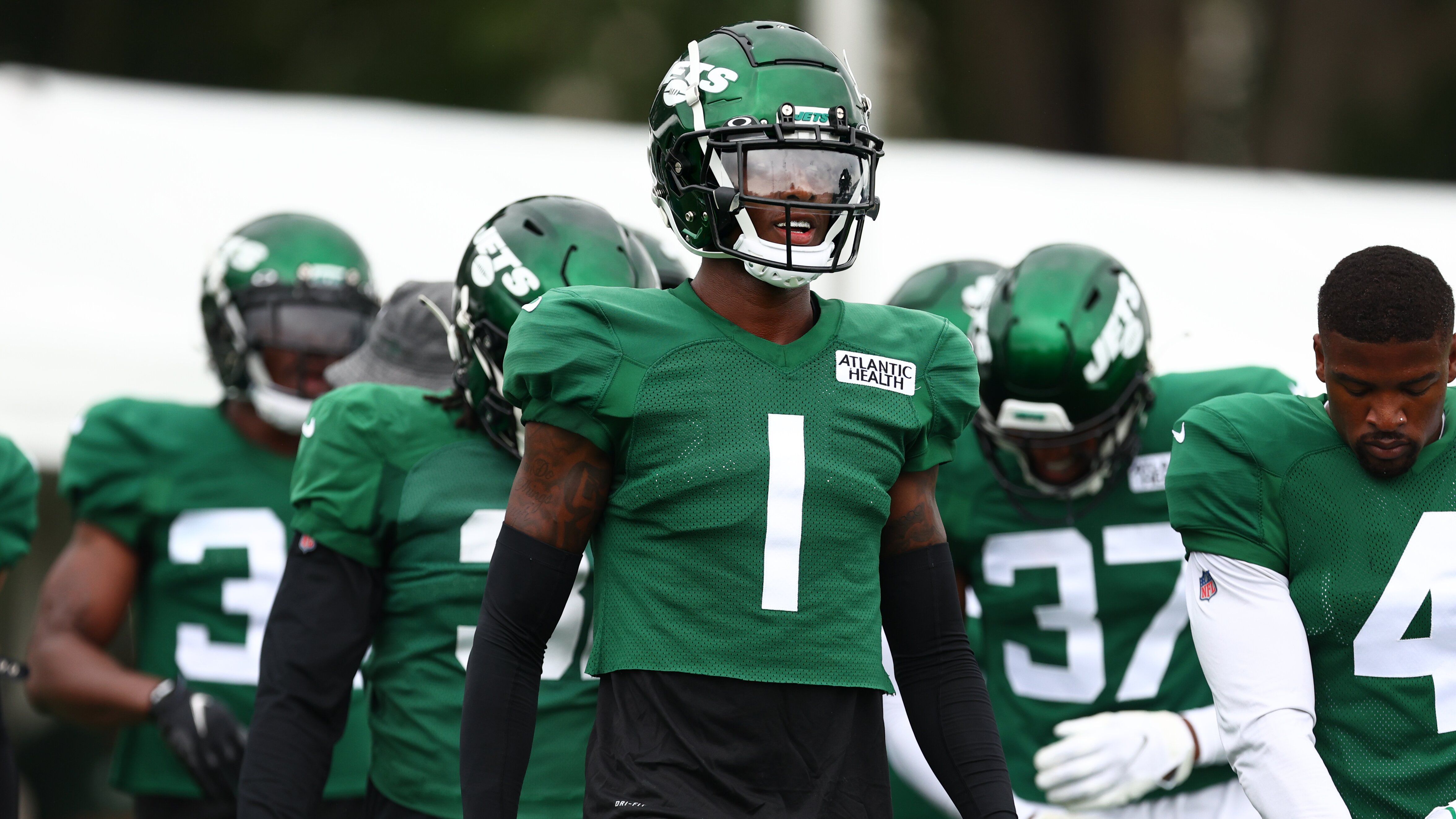 <strong>Platz 13: Sauce Gardner (New York Jets)</strong><br>- 23 Jahre<br>- Cornerback<br>- Statistiken 2023: 251 Receiving Yards zugelassen