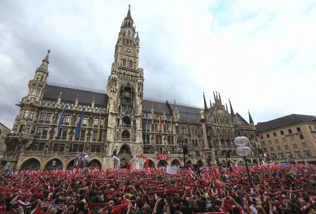 
                <strong>Bayerns Meistersause</strong><br>
                Vom Gewöhnungseffekt ist bei den anwesenden Fans nicht viel zu spüren. Die Anhänger genießen den erneuten Titel in vollen Zügen...
              