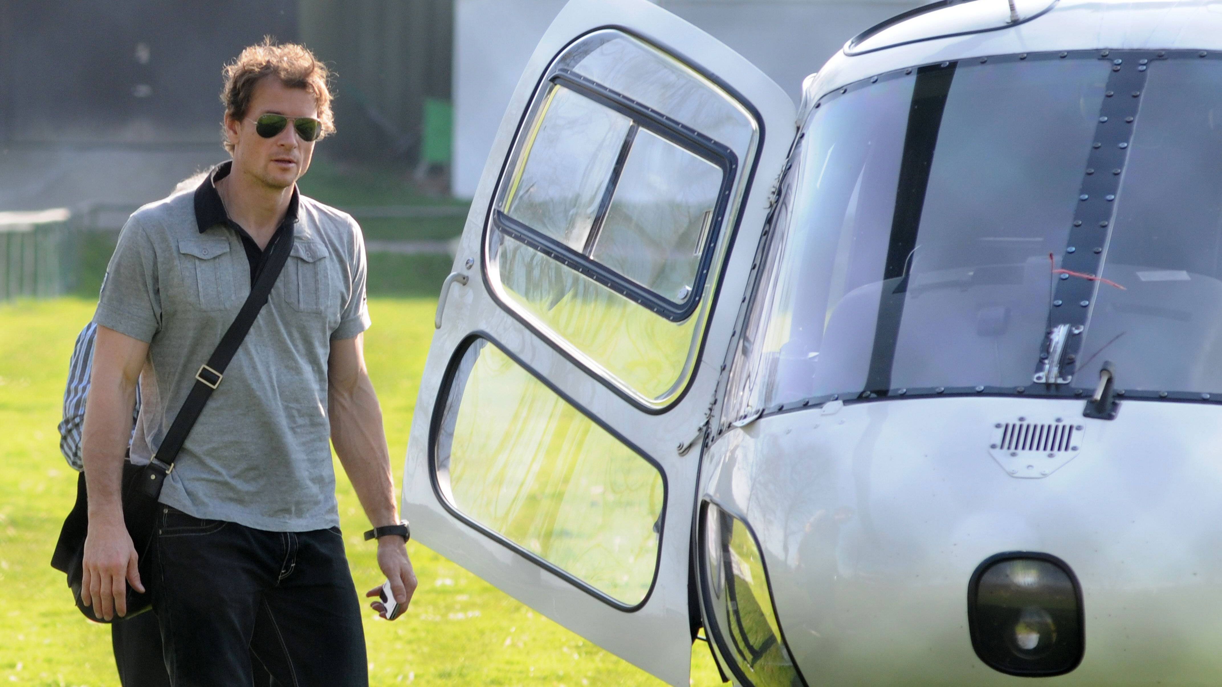 
                <strong>Lehmann und die Helikopterflüge</strong><br>
                2008 - 2010: In seiner Zeit beim VfB Stuttgart fliegt Jens Lehmann regelmäßig mit dem Helikopter von seinem Wohnsitz in Berg (Starnberger See) nach Stuttgart. Kostenpunkt rund 1000 Euro - pro Flug. Immer wieder kommt es aufgrund des Lärms zu Beschwerden von Anwohnern.
              