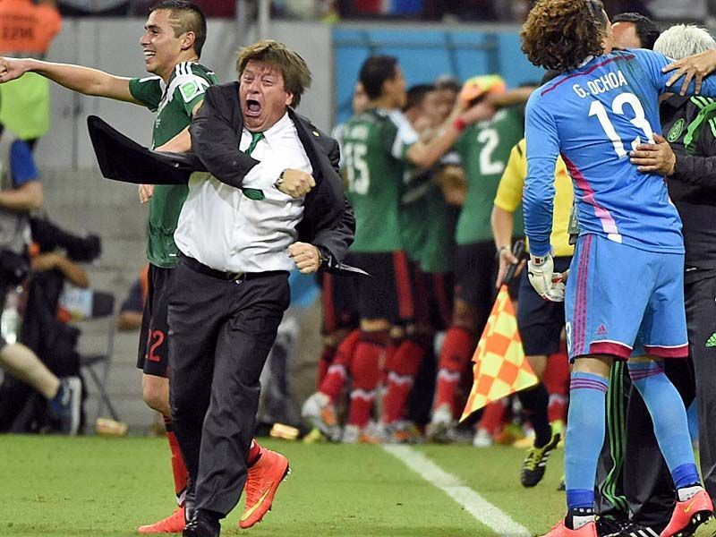 
                <strong>Miguel Herrera: Der ungewöhnlichste Trainer der WM</strong><br>
                Eine 1,68 Meter große "Laus" rockt die Copacabana. Ein Körper wie eine Bulldogge und ein Jubel wir ein Verrückter - das ist Mexikos Trainer Miguel Herrera, der im Gegensatz zu van Gaal in seiner Heimat und bei den Fußball-Fans aus aller Welt Kultstatus genießt.
              