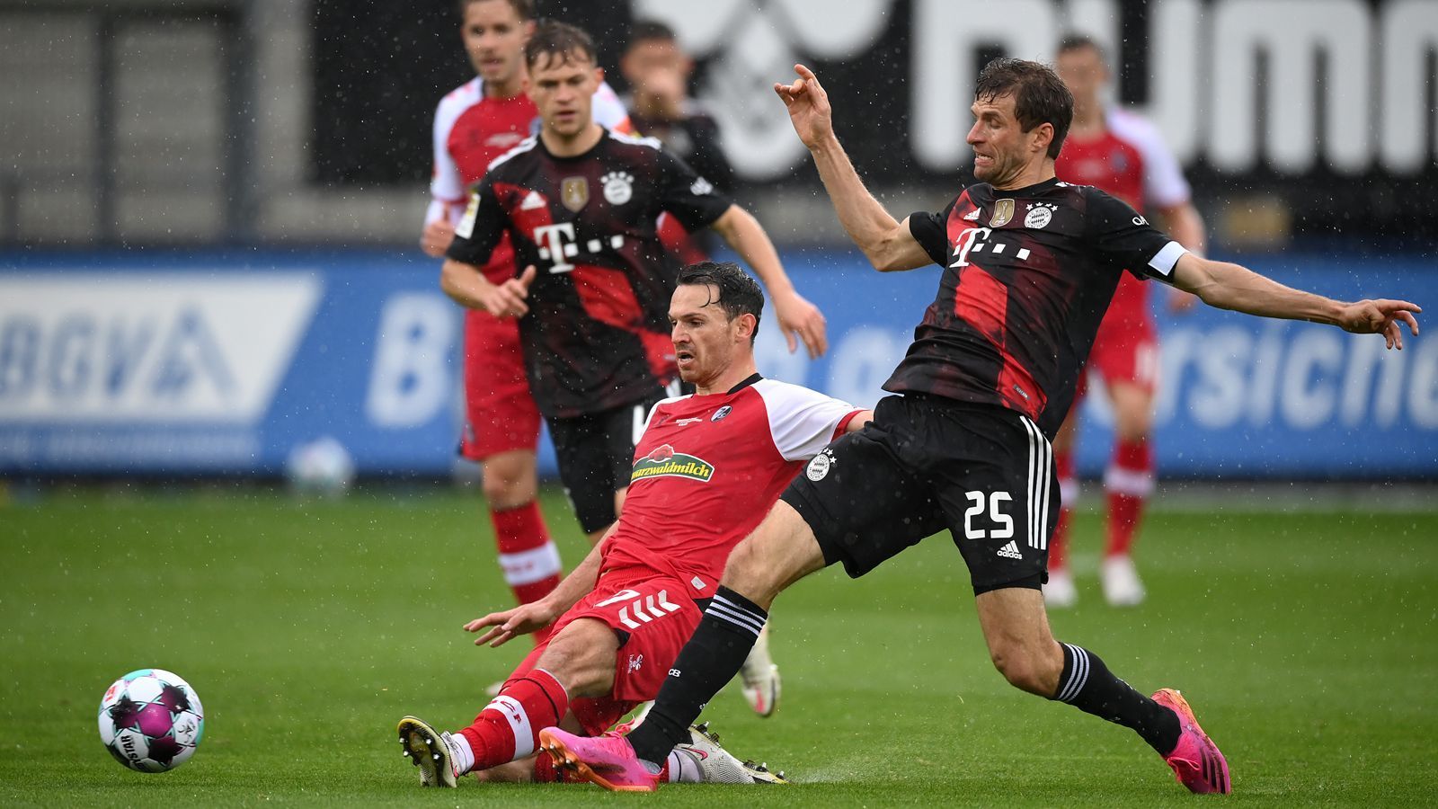 
                <strong>Thomas Müller</strong><br>
                Wie so oft der lauffreudigste Bayer. Sorgt für Unruhe, ohne überhaupt am Ball zu sein. Hat gute Ideen, bleibt mit seinen letzten Pässe aber häufig beim Gegner hängen. In der 62. Minute für Tolisso ausgewechselt. ran-Note: 3
              