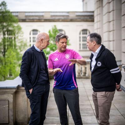 Robert Habeck, trifft die DFB-Spitze mit DFB-Präsident Bernd Neuendorf (l) und Andreas Rettig, Geschäftsführer des Deutschen Fußball-Bundes (DFB), zu einem Gespräch im Ministerium in Berlin.