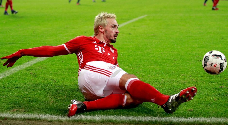 
                <strong>Mats Hummels</strong><br>
                Mats Hummels: Sorgte mit seiner neuen blonden Mähne schon vor dem Duell für Gesprächsstoff. Im Spiel dann ein wichtiger Stabilitätsfaktor. Gewann vor allem in der Anfangsphase einige Kopfballduelle und behielt im Spielaufbau den Überblick. Mit einem klugen Pass auf Costa leitete er quasi das 3:0 ein. ran-Note: 2
              