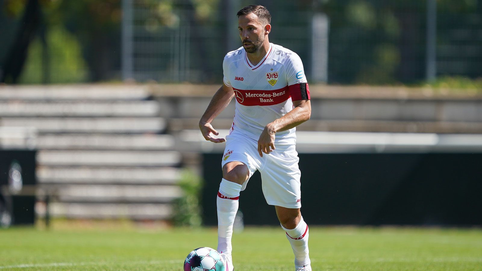 
                <strong>VfB Stuttgart</strong><br>
                Kapitän: Gonzalo CastroPosition: Zentrales MittelfeldIm Verein seit: 2018
              