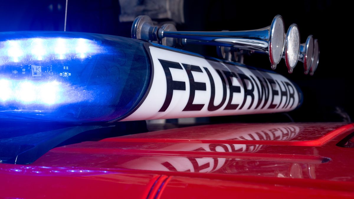 Ein Fahrzeug  mit der Aufschrift „Feuerwehr“ steht an der Feuerwache.