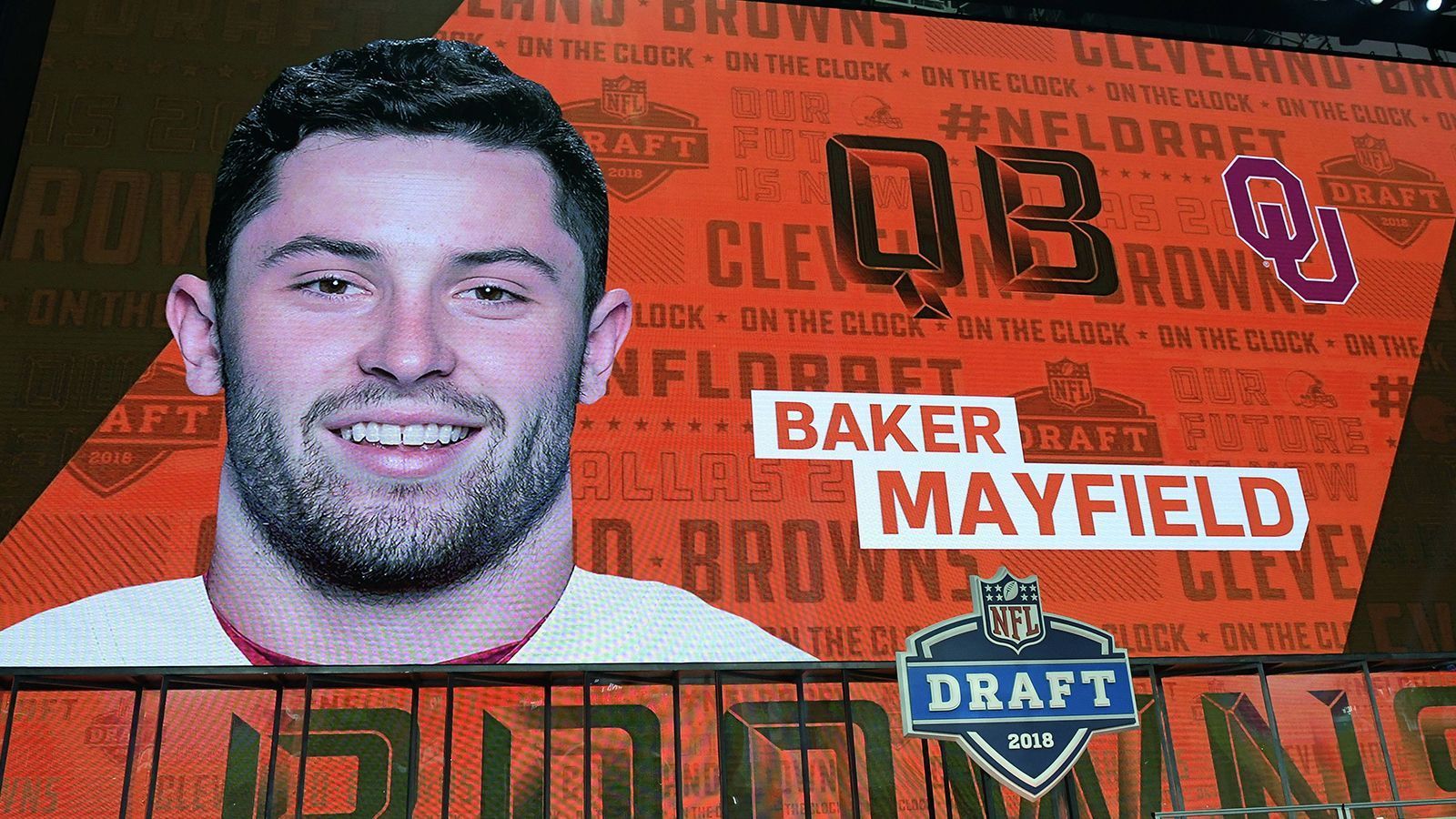 
                <strong>NFL Draft 2018: Baker Mayfield</strong><br>
                2018 sind die Cleveland Browns an erster Stelle im Draft dran. Dort wählt der Klub für viele Experten überraschend Baker Mayfield aus. Der Quarterback spielt die Jahre zuvor an der Universität von Oklahoma.
              