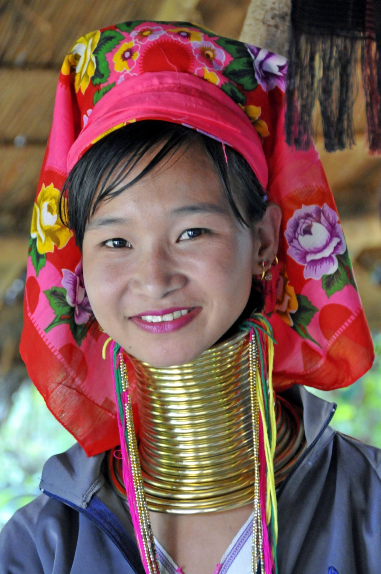 Der Halsschmuck des Padaung-Volkes wird von den Frauen nie abgenommen und kann bis zu 10 Kilogramm schwer werden. 