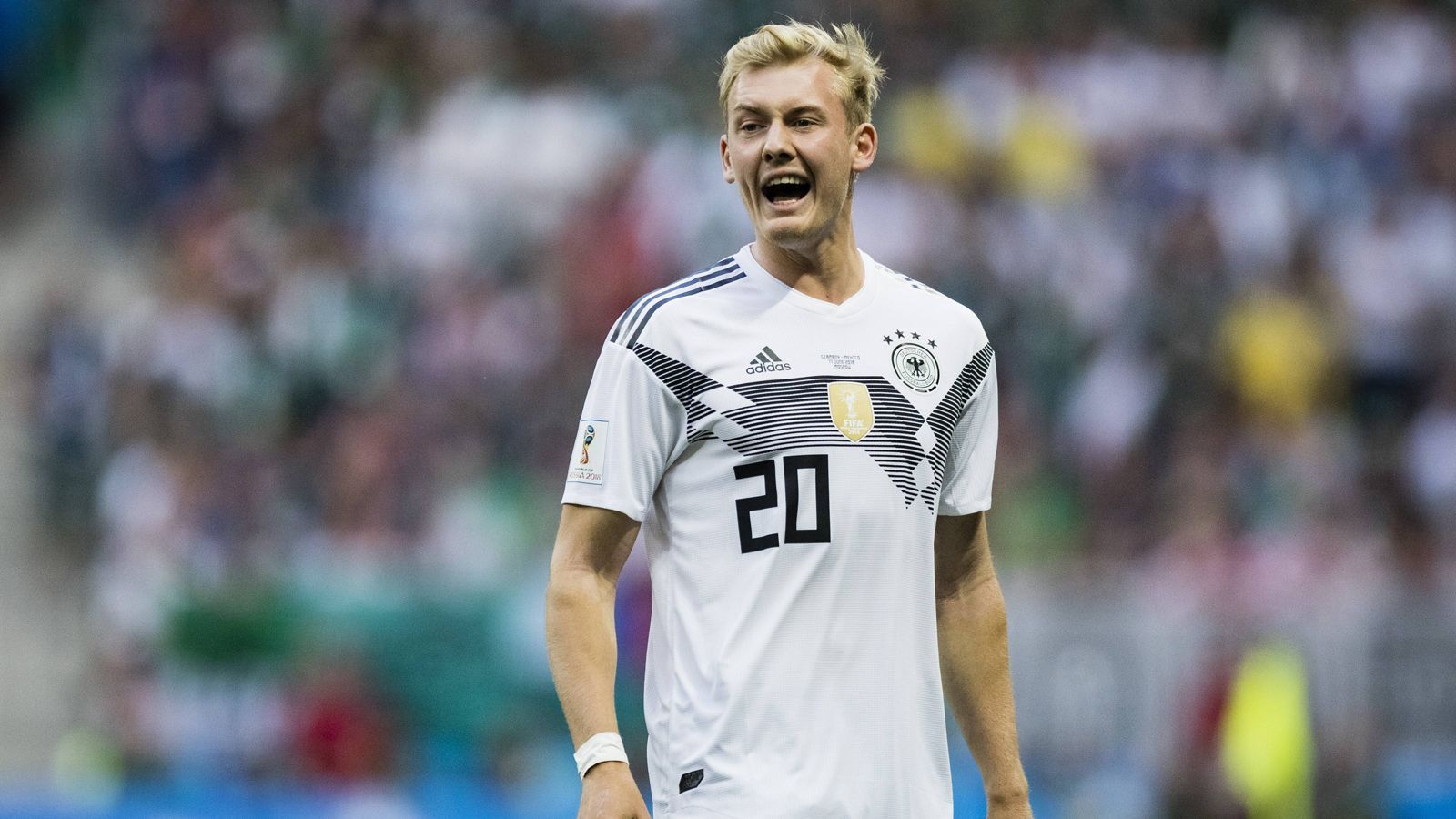 
                <strong>Julian Brandt</strong><br>
                Er wurde zwar erst in der 86. Minute eingewechselt, hatte mit seinem Schuss gegen den Außenpfosten aber eine der besten Szenen im Spiel der deutschen Nationalmannschaft. Nur Zentimeter fehlten zum Ausgleich. Das beweist: Auch wenn der Leverkusener erst spät gebracht wird, kann er sofort Akzente setzen und ist torgefährlich. Überhaupt ist der 22-Jährige ein Spieler, der mit seinem permanenten Zug zum Tor ein Spiel sofort verändern kann. Dass er aufgrund seines Selfies nach dem Mexiko-Spiel in die Kritik geriet, dürfte keinen Einfluss haben. Ohnehin sollte man keinem Spieler vorwerfen, dass er nach einem schlechten Spiel sich Zeit für die Fans nimmt.  
              