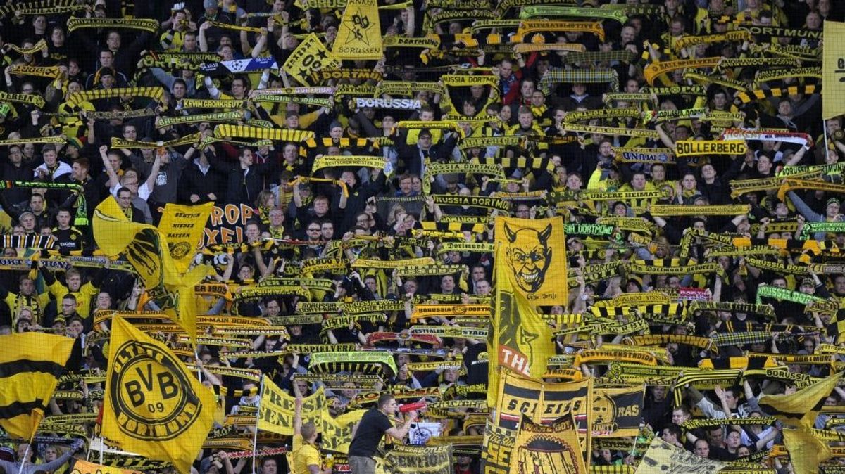 Die BVB-Fans singen um 19.09 Uhr