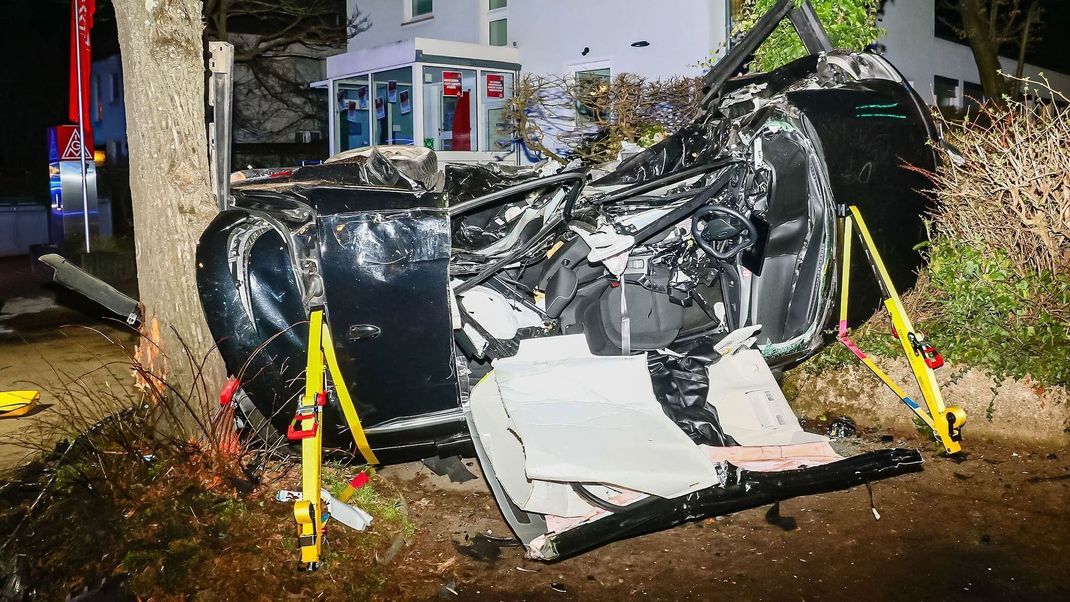 Das Auto, in dem die beiden Frauen saßen, wurde durch den Zusammenprall von der Fahrbahn geschleudert und zwischen zwei Bäumen eingeklemmt.