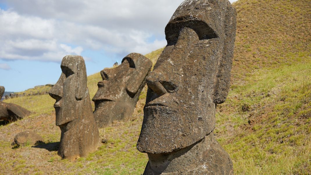 Kolossale Sehenswürdigkeiten erwarten die Besucher:innen auf der Osterinsel. Den Ursprung bzw. den Zweck der riesigen Moai-Statuen konnten Forschende immer noch nicht final klären.&nbsp;