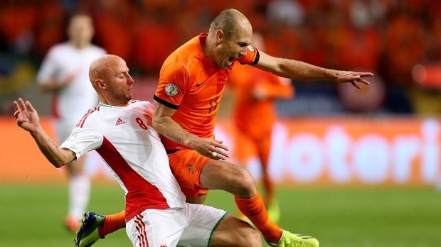 
                <strong>Arjen Robben</strong><br>
                Es wird noch immer in Arjen Robbens Kopf herumgeistern: im Finale der WM 2010 scheiterte er alleine vorm Tor an Spaniens Keeper Iker Casillas. Für die Niederlande war es die größte Chance des Spiels. Mit dem WM-Titel in Brasilien könnte Robben alles wieder gut machen.
              