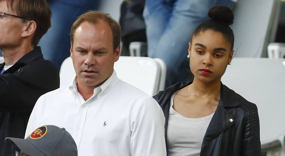 
                <strong>Jerome Boateng</strong><br>
                Nein, Ex-Bayern-Manager Christian Nerlinger ist nicht mit einem DFB-Spieler verwandt. Dafür die Dame rechts von ihm. Avenlina ist die Schwester von Abwehrchef Jerome Boateng und dürfte sich über eine starke EM ihres Bruders freuen.
              