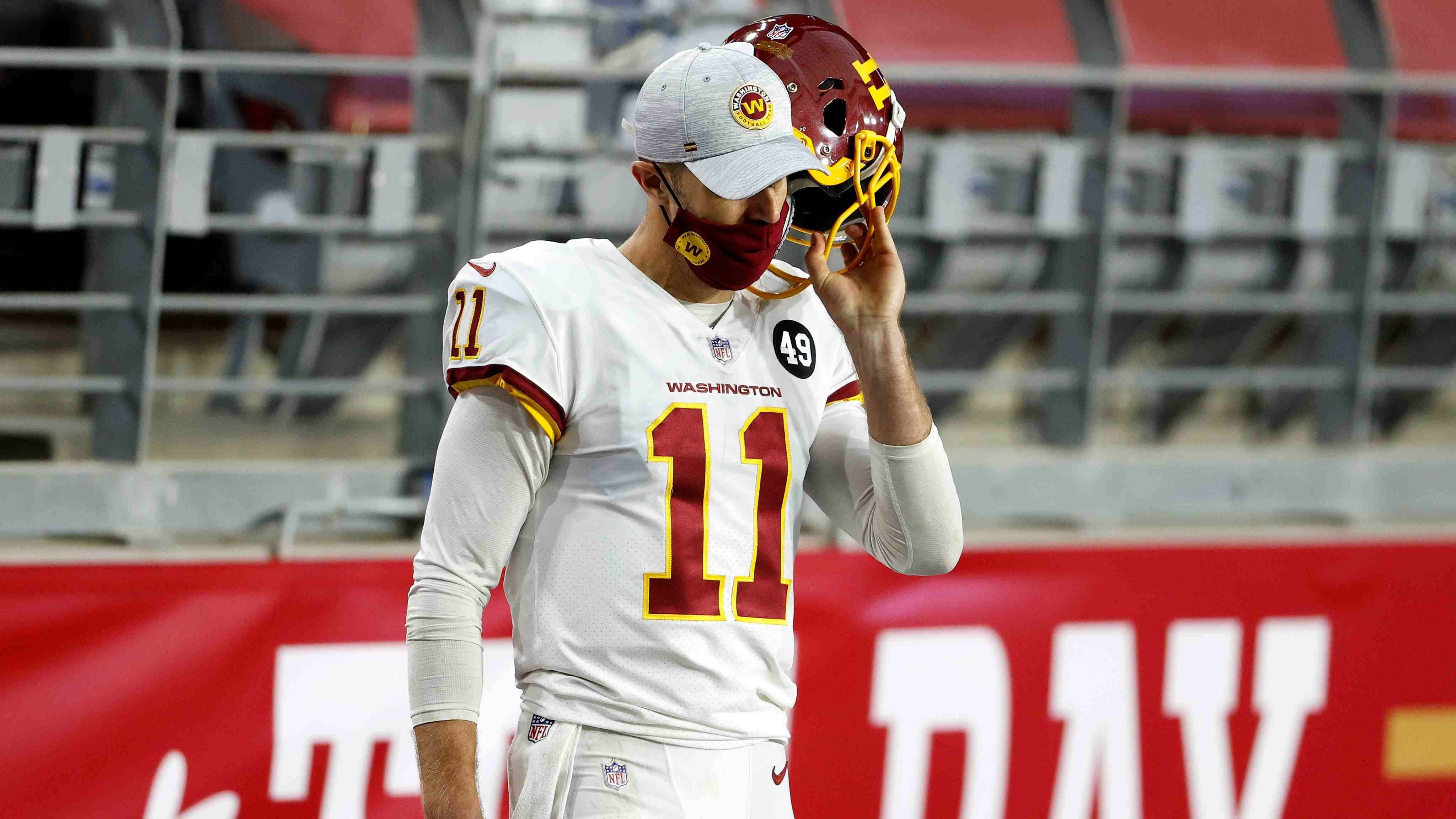 
                <strong>Verlierer: Alex Smith</strong><br>
                Durch die grandiose Vorstellung von Taylor Heinicke hat sich die Verhandlungsposition von Alex Smith auf eine Weiterbeschäftigung beim Washington Football Team erheblich verschlechtert. Zwar hat der Routinier in Washington noch einen Vertrag bis ins Jahr 2022, doch das Football Team könnte ihn bereits nach dieser Saison ohne große finanzielle Einbußen entlassen. Immerhin steht Smith in der kommenden Saison mit einem Cap Hit von 24 Millionen US-Dollar in den Büchern von Washington. Während man Smith entlassen und so viel Geld einsparen könnte, stünde Heinicke als kostengünstigere Alternative zu Smith da. Zumal Smith nach seiner Verletzung ordentlich performte, jedoch nicht den Unterschiedsspieler darstellte, der eine so hohe Summe an Gehalt rechtfertigen würde. 
              