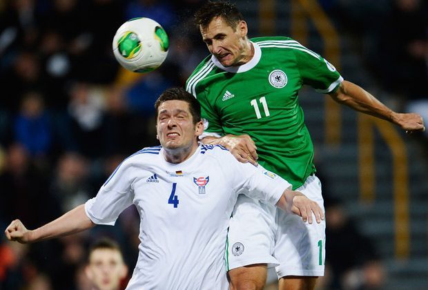 
                <strong>Klose noch ohne Tor</strong><br>
                Wie immer ist er bemüht und arbeitet für die Mannschaft, kann sich jedoch noch nicht in die Torschützenliste eintragen: Miroslav Klose. Der Stürmer kann eine Chance vor der Halbzeit nicht nutzen - mit dem knappen Vorsprung geht es in die Pause
              