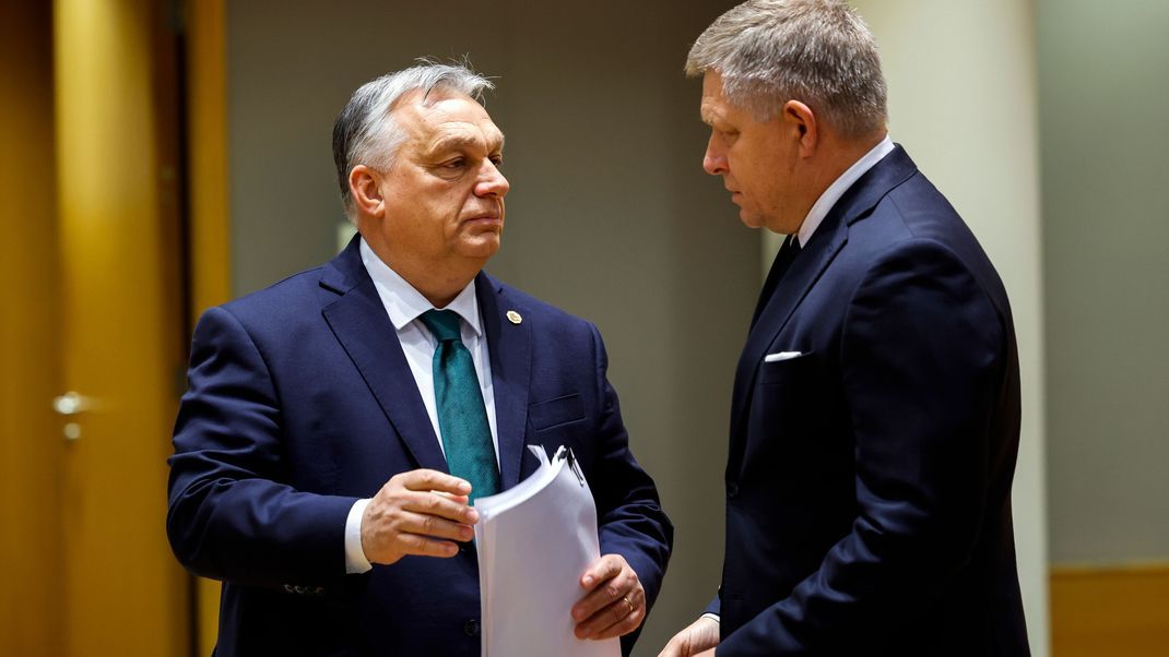 Robert Fico (r.), Premierminister der Slowakei, spricht mit Viktor Orbán, Premierminister von Ungarn, während eines runden Tisches auf einem EU-Gipfel.