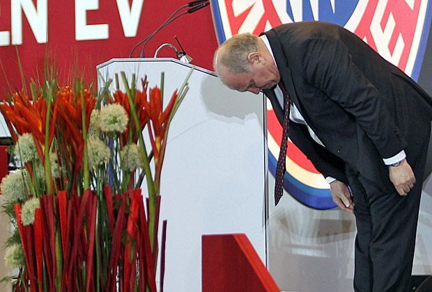 
                <strong>Danke für die Unterstützung</strong><br>
                Hoeneß beendet seine emotionale Rede mit diesen Worten: "Wenn dieses Trauma für mich zu Ende ist, hoffe ich, dass wir uns in alter Gesundheit wiedersehen. Vielen Dank!" Danach erhält er minutenlangen Beifall von den Mitgliedern.
              