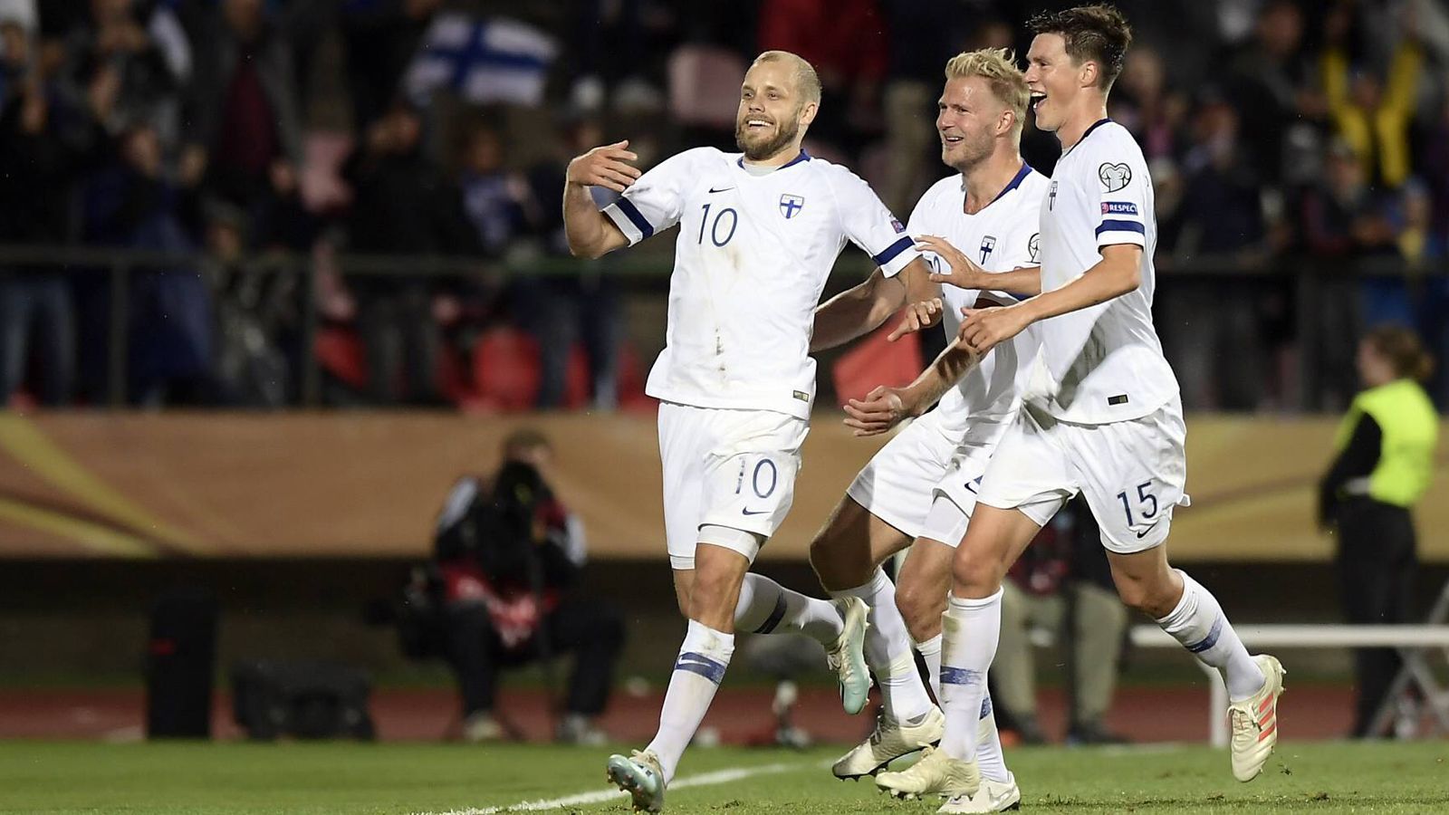 
                <strong>Finnland (Platz 2 in Gruppe J mit zwölf Punkten)</strong><br>
                Die finnische Nationalmannschaft könnte Ende 2019 Geschichte schreiben. Denn die Nordeuropäer um den früheren Schalke-Stürmer Teemu Pukki (li.) haben wohl so gute Chancen wie noch nie, um sich erstmals für eine EM-Endrunde zu qualifizieren. In Gruppe J liegt Finnland nach sechs Spielen mit zwölf Punkten hinter Italien (18 Punkte) auf Platz 2. Zuhause schlugen die Finnen im Laufe der Qualifikation schon Griechenland (1:0) und Bosnien-Herzegowina (2:0) - alle drei Tore erzielte Norwich-Torjäger Pukki! Nun muss die Mannschaft von Coach Markku Kanerva in den verbleibenden Quali-Spielen auch auswärts in Griechenland und Bosnien-Herzegowina bestehen, um die Sensation tatsächlich zu schaffen.
              