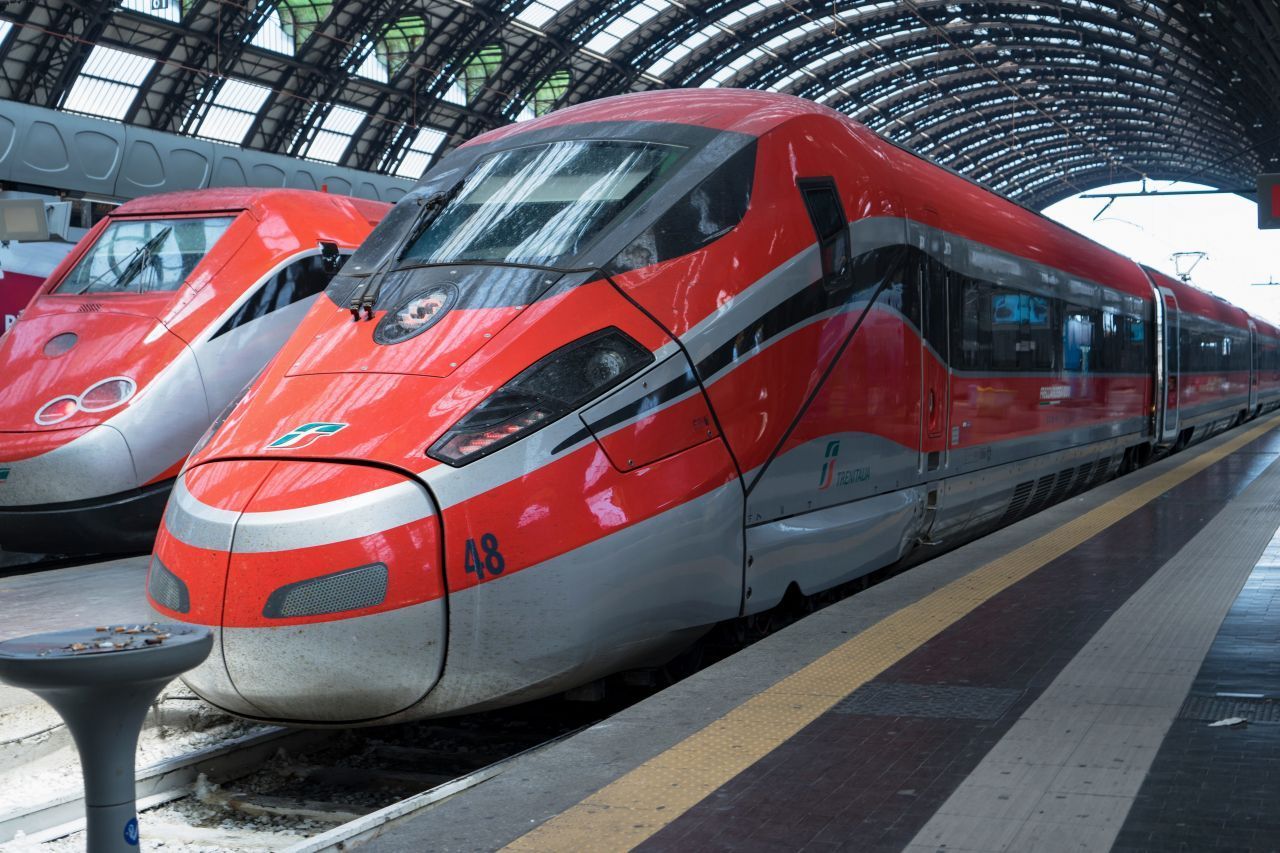 Rot sind in Italien nicht nur die schnellen Autos, sondern auch die schnellen Züge. Frecciarossa ("Roter Pfeil") heißt einer der drei Hochgeschwindigkeitszüge, die Italiens Norden mit dem Süden verbinden. Außerdem gibt es den Frecciabianca und den Frecciargento. Der Frecciarossa schafft eine Höchstgeschwindigkeit von 300 Kilometern pro Stunde.  