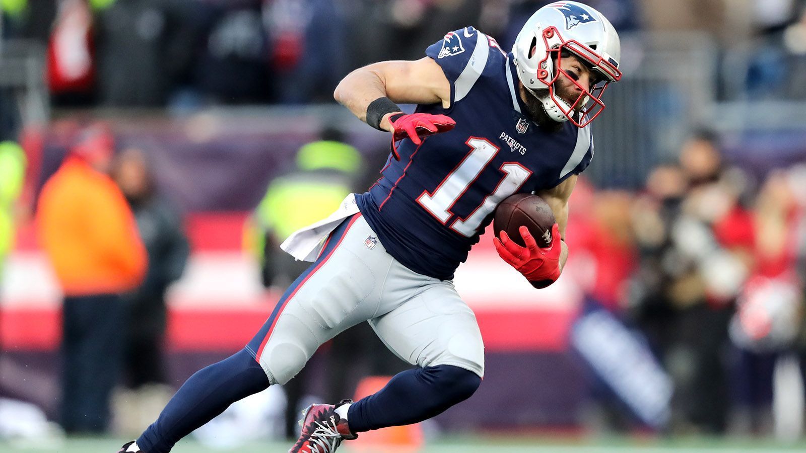 
                <strong>Julian Edelman</strong><br>
                Durch seine neun Receptions in der Divisional Round gegen die Chargers ist Julian Edelman nun der Spieler mit den zweitmeisten Catches in den Playoffs. Er hat nun 98 Bälle in der Postseason gefangen und wird diese Zahl am Sonntag aller Voraussicht nach dreistellig machen. Vor ihm liegt nur noch Jerry Rice mit 151 Playoff-Catches. Der nächstbeste noch aktive Spieler ist übrigens Edelmans Mitspieler Rob Gronkowski mit 69 Catches (Platz 12).
              