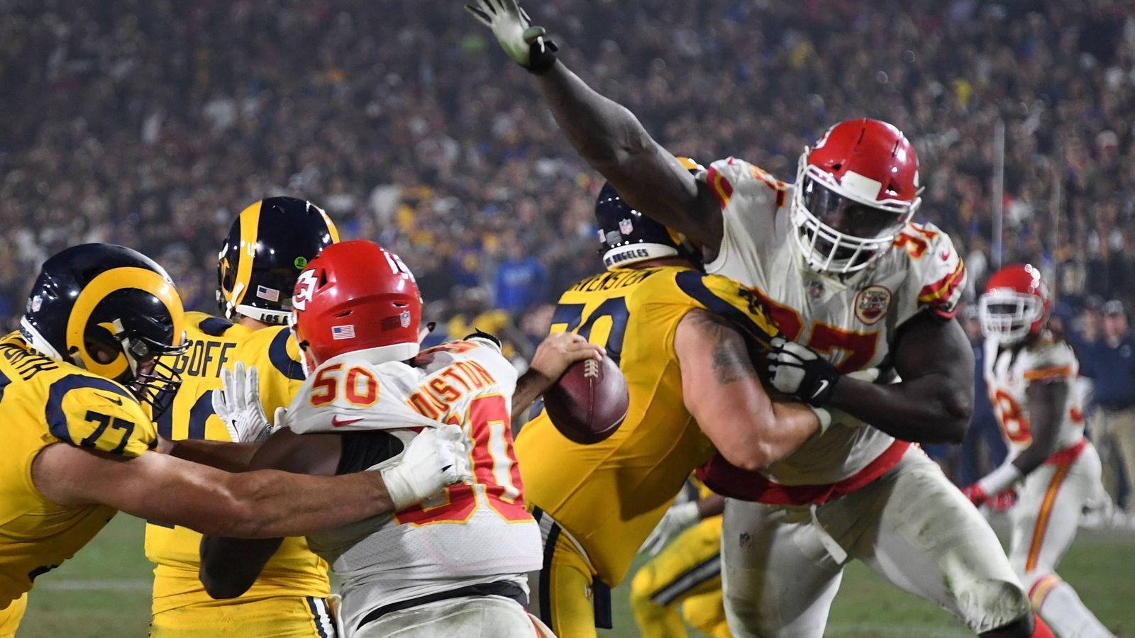 
                <strong>Punkte, Touchdowns, Pässe: NFL auf Rekordjagd</strong><br>
                Das 105-Punkte-Spektakel zwischen den Los Angeles Rams und den Kansas City Chiefs steht sinnbildlich für eine NFL-Saison voller Offensiv-Feuerwerke. Bei einigen Zahlen ist die Liga auf Rekordkurs. ran.de zeigt sie.
              