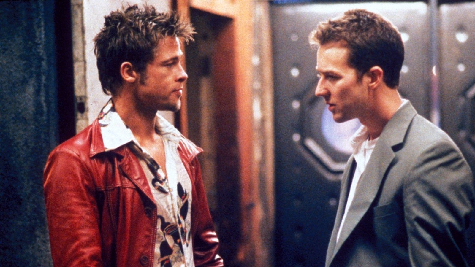 
                <strong>Fight Club kommt in die Kinos</strong><br>
                Auch in den Kinosälen tut sich eine Menge. So kommt zum Beispiel der Psychothriller "Fight Club" in die Kinos. Brad Pitt und Edward Norton zelebrieren darin eine Gewaltorgie. Auch Stars wie Jared Leto und Helena Bonham-Carter brillieren.
              