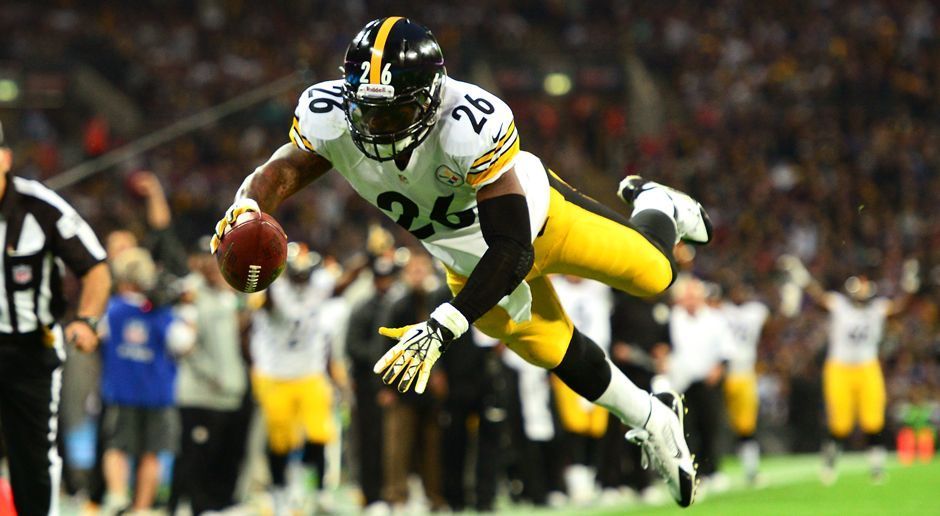 
                <strong>Le'Veon Bell</strong><br>
                Neben Chris Boswell überragte auch Running Back Le'Veon Bell bei den Pittsburgh Steelers. Mit seinen 170 Rushing Yards im Spiel gegen die Kansas City Chiefs stellte der 24-Jährige nicht nur einen neuen Franchise-Post-Season-Rekord auf. Keinem anderen NFL-Spieler gelangen zuvor so viele Rushing Yards in seinen ersten zwei Playoff-Spielen - Insgesamt 337 Yards stehen nach den ersten beiden Runden in der Post Season auf dem Konto des Running Backs.
              