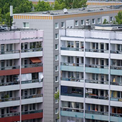 Der Mieterbund warnt vor überforderten Haushalten durch steigende Wohnkosten.