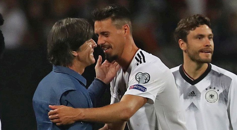 
                <strong>ran.de-Prognose</strong><br>
                Aktuell scheint Sandro Wagner in der Gunst von Joachim Löw ganz knapp die Nase vorne zu haben. Er kann noch die knapp besseren Werte vorweisen und spielt zudem mit den Bayern auch noch international auf höchsten Niveau. In der Rückrunde kam allerdings Gomez immer besser in Fahrt, er traf auch häufiger als Wagner. Das Rennen ist ganz eng, Stand derzeit 51:49 pro Wagner. Aber vielleicht nominiert Löw auch beide - oder keinen.
              