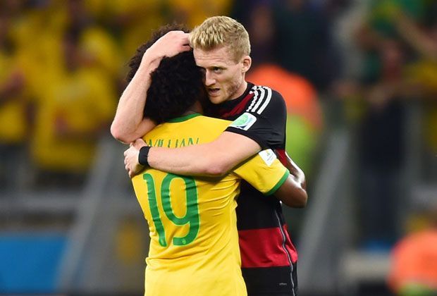 
                <strong>Brasilien vs. Deutschland (1:7) - Aufbauhilfe von Schürrle</strong><br>
                Andre Schürrle tröstet seinen Vereinskameraden Willian.
              