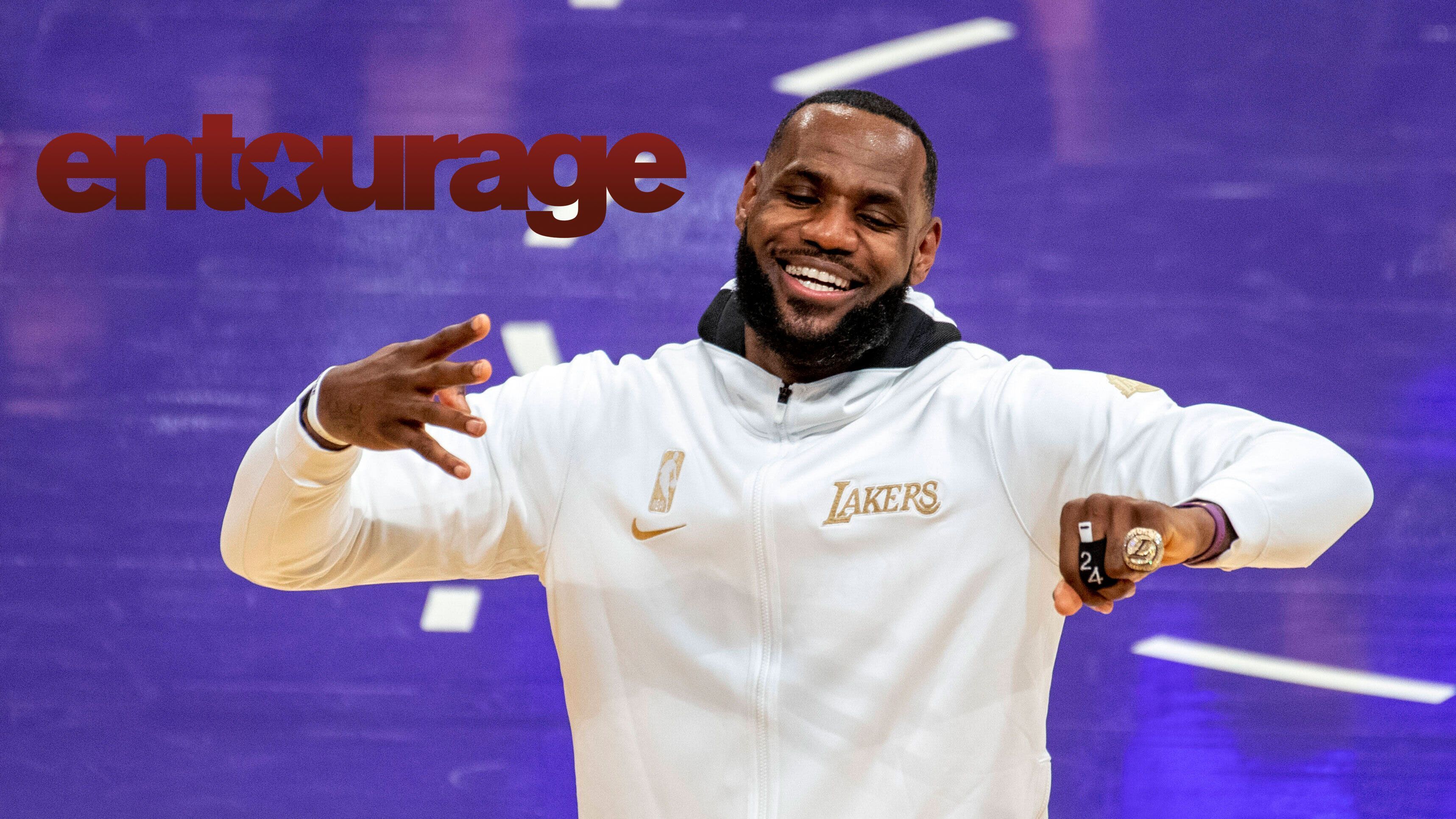 
                <strong>Lebron James ("Entourage")</strong><br>
                Nur ein wenig später als der Quarterback hatte Lebron James seinen Cameo in der "HBO"-Serie. Sieben Folgen nach "Fore!" wendet sich der "King" in Folge zwölf zusammen mit Matt Damon und U2-Sänger Bono an Vince (Adrian Greiner), um ihn für ein Charity-Projekt in Italien zu gewinnen. Die Szene spielt auf einem Flughafen und dauert ca. eineinhalb Minuten, in denen der damals noch junge LeBron aber keine allzu große Sprechrolle hat. 
              